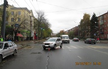 В центре Ярославля на пешеходном перекрестке легковушка сбила двух детей