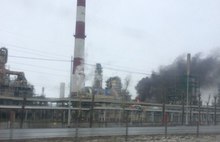 В пожаре на НПЗ в Ярославле погиб человек: онлайн-трансляция с фото и видео
