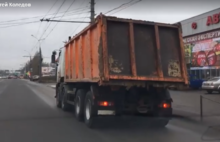 Водитель грузовика завалил проспект Октября глиной: кадры