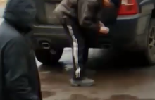 Житель Рыбинска пытается поджечь припаркованное на газоне авто: видео