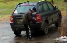 Житель Рыбинска пытается поджечь припаркованное на газоне авто: видео