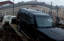  Приставы в Ярославле арестовали автомобиль должника возле дверей его оптики 