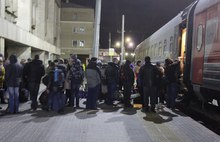 Пострадавшие в ДТП под Ярославлем дети вернулись в Екатеринбург: фото на вокзале