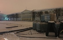 На Советской площади начали монтировать каток