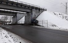  В Ярославле Лада улетела с дороги и врезалась в мост: подробные фото
