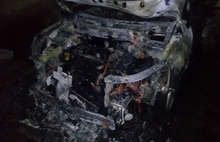 В Ярославле сгорели два элитных кроссовера: кадры