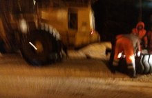 На ярославский дорогах снегоуборочная машина пробила колесо