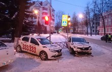 В центре Ярославля в ДТП попали два такси одной фирмы: фото с места