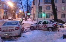 В центре Ярославля в ДТП попали два такси одной фирмы: фото с места