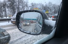 Чистили снег в пробке: Ярославль встал после ночного снегопада