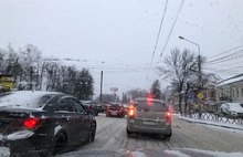 Чистили снег в пробке: Ярославль встал после ночного снегопада