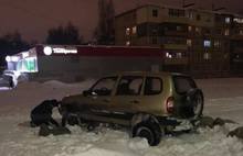Сюрприз под снегом: в Ярославле внедорожник застрял на рельсах