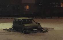 Сюрприз под снегом: в Ярославле внедорожник застрял на рельсах