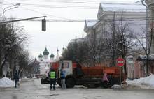 Дороги в Ярославле перекрыли снегоуборочной техникой