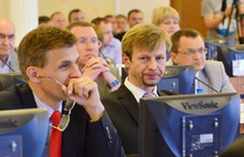Заместители мэра Ярославля пришли на заседание муниципалитета в красивых костюмах и красивых галстуках. Фото