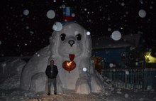 В Ярославле смастерили гигантскую собаку-горку из сугробов