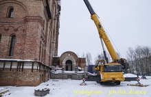 На Свято-Тихоновском храме в  Дзержинском районе Ярославля начали устанавливать кресты