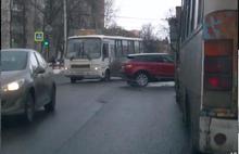 Ярославна, перекрывшая движение на красном Range Rover в центре Ярославля благодарит водителей за понимание