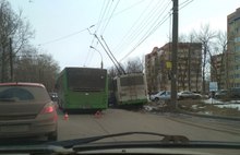 В Ярославле автобус врезался в троллейбус