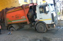 В Ярославле на улице Чехова в яму задним колесом провалился мусоровоз