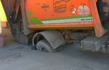 В Ярославле на улице Чехова в яму задним колесом провалился мусоровоз
