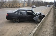 В Ярославле виновник ДТП, жаловавшийся на придавленные ноги, сбежал из больницы и скрывается
