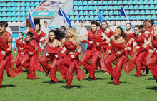 В Ярославле в День России мужчины-танцоры катались верхом на женщинах. Фоторепортаж