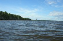 В Ярославской области на Волге из-за сильного ветра перевернулась лодка с рыбаками