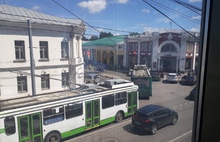 В центре Ярославля из-за неправильно припаркованной машины встали троллейбусы: видео