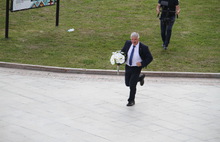 В Ярославле мэр Рыбинска спустился к Валентине Терешковой на парашюте с букетом ромашек