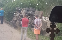 В Ярославле на Костромском шоссе перевернулся только что отремонтированный бетоновоз-миксер