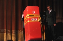 В Ярославле телеведущий Андрей Малахов  подарил Валентине Терешковой красный холодильник. С фото