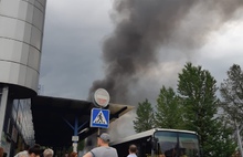 Видео: в Ярославле рядом с торговым центром сгорела фура с туалетной бумагой