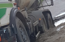 В Ярославле провалился в яму многотонный грузовик