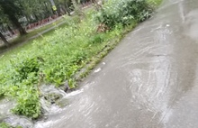 Реки и водопады: в Ярославле затопило несколько улиц