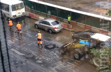 «Мокрое» дело: в Ярославле дорожники кладут асфальт, несмотря на дождь, фоторепортаж