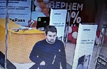 В Ярославле двое парней обнесли магазин под «присмотром» камер: видео
