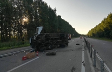 В Ярославской области на трассе опрокинулся грузовик