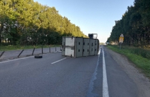 В Ярославской области на трассе опрокинулся грузовик