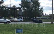 ДТП в Ярославле: одну машину отбросило, другая перевернулась, видео