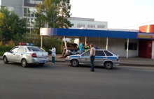 В Рыбинске внедорожник влетел в остановку: обошлось без пострадавших