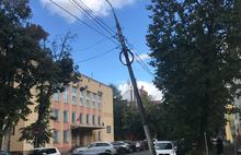На улице Свердлова столб грозит обрушиться на людей и машины