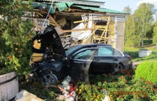 Страшная авария в Угличе: Мерседес на огромной скорости пробил стену музея и загорелся
