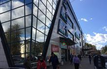 В центре Ярославля торговый комплекс стоит на земле, оформленной под молодежный досуговый центр