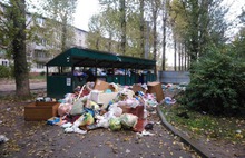 Мусорный коллапс: в Ярославле на улице Блюхера вместо уборки мусора поставили новый контейнер
