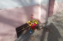 Ярославцы несут цветы к дому, где жил Борис Немцов