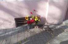 Ярославцы несут цветы к дому, где жил Борис Немцов