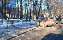 «Хоть колючую проволоку натяните!»: сквер на Чайковского превращается в стоянку