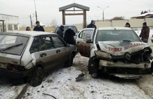 В Ярославском районе трактор ковшом зацепил автомобиль «троек»: повреждены еще несколько машин