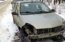 В Ярославском районе трактор ковшом зацепил автомобиль «троек»: повреждены еще несколько машин
